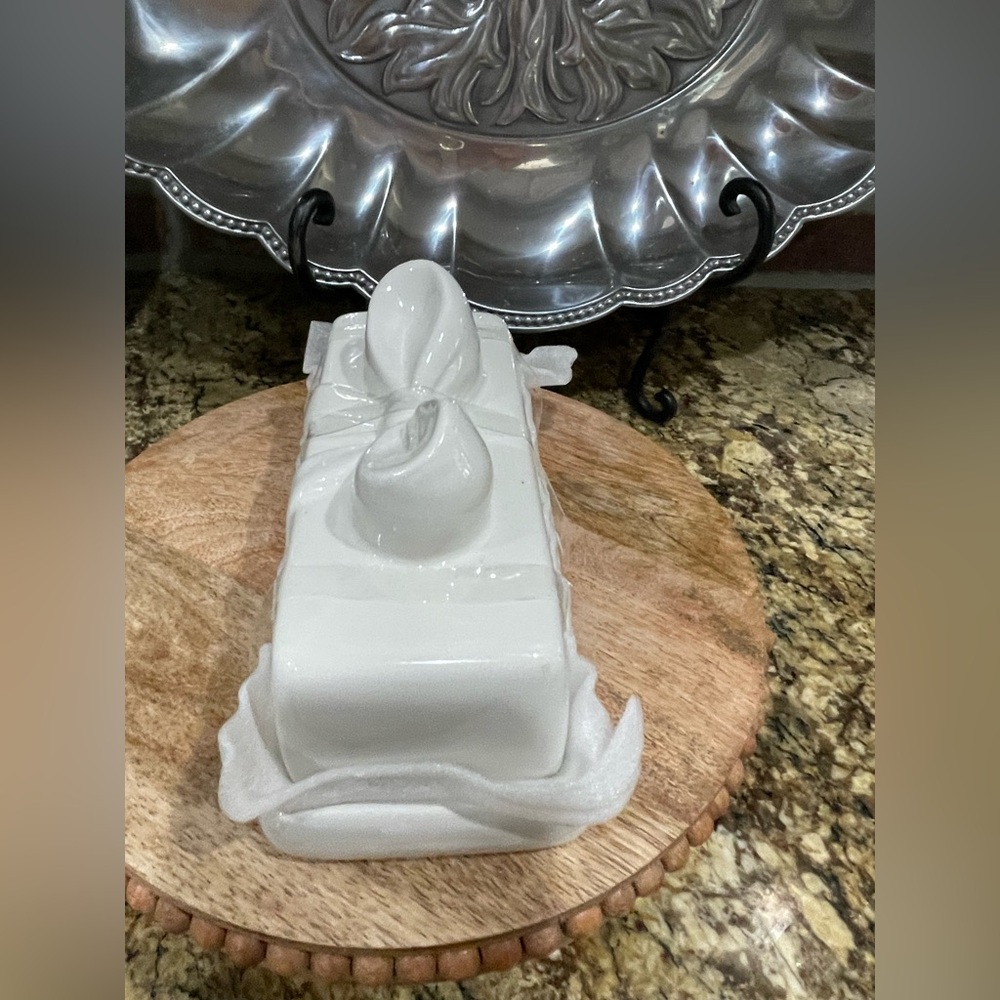 Cleo & June covered ceramic butter dish - adorable bow topper - Brand new! - Picture 4 of 7